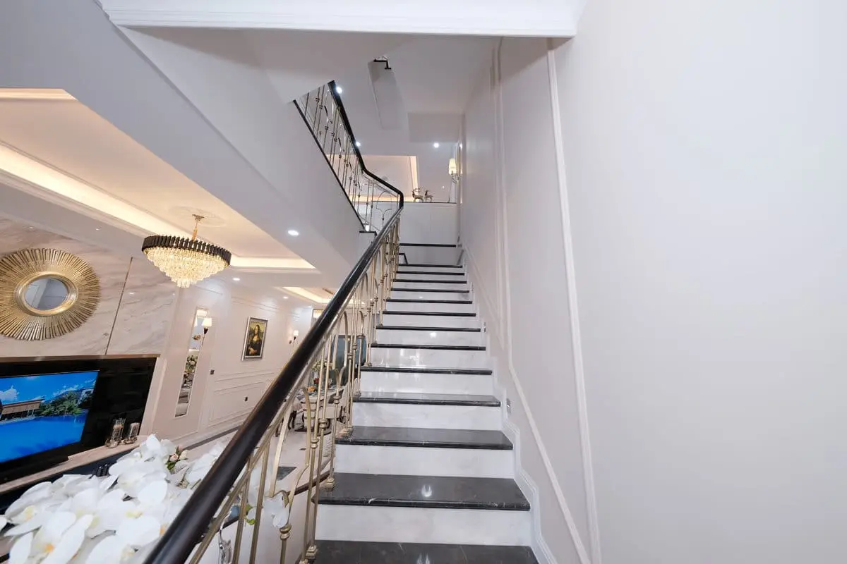 DỰ ÁN NHÀ PHỐ BIỆT THỰ VEROSA PARK QUẬN 9 cau thang verosa park - DỰ ÁN NHÀ PHỐ BIỆT THỰ VEROSA PARK QUẬN 9