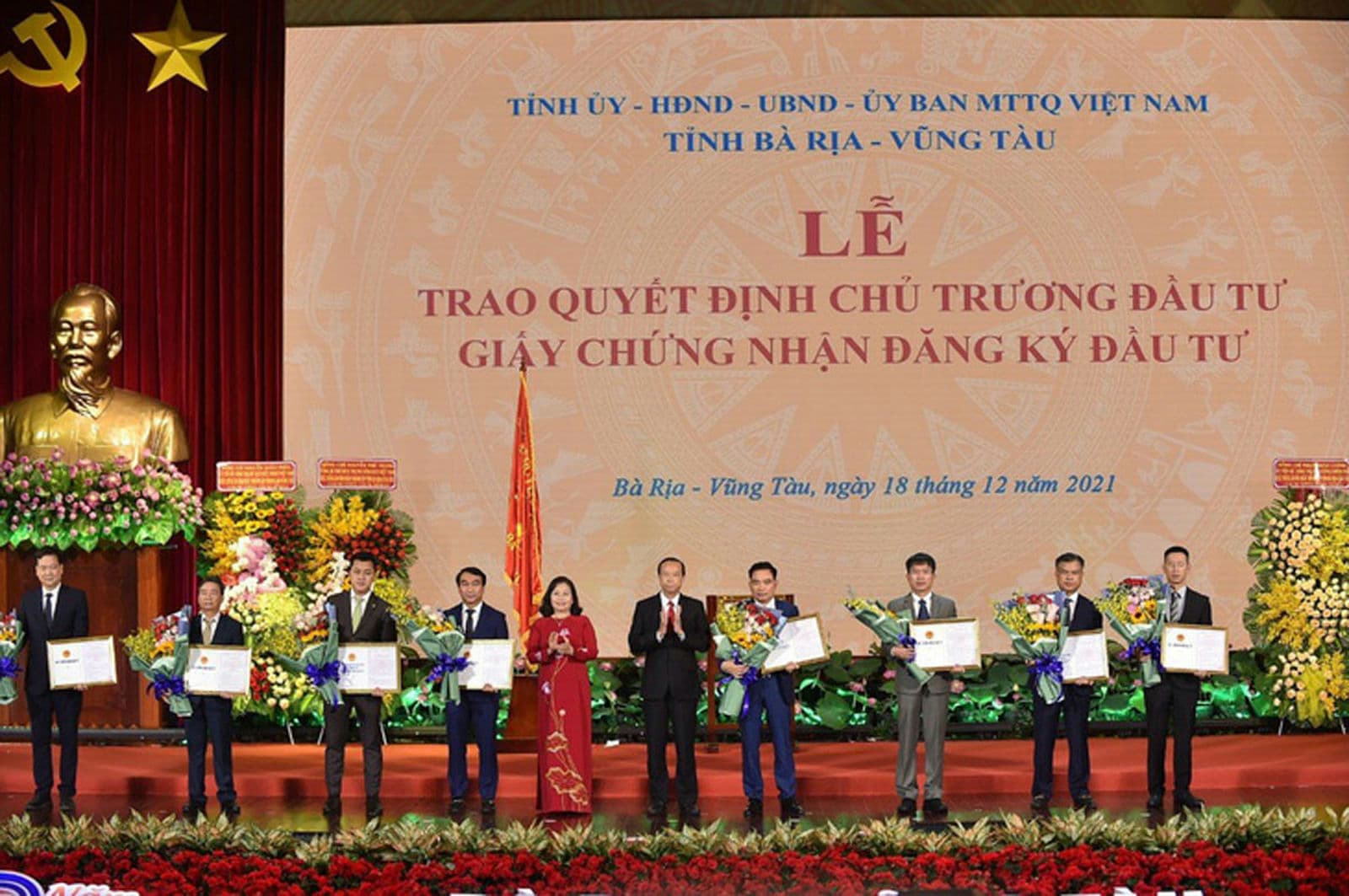 Lãnh đạo tỉnh Bà Rịa - Vũng Tàu trao Giấy chứng nhận đăng ký đầu tư cho đại diện các dự án Fivestar Poseidon