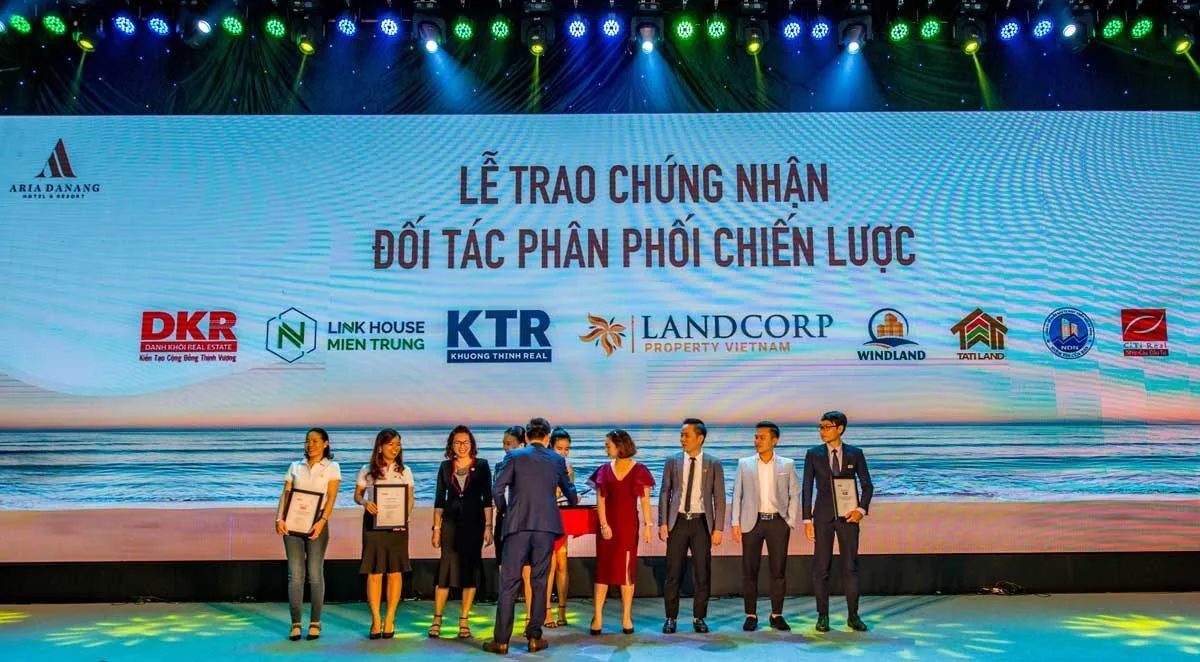 ARIA ĐÀ NẴNG 4 Trao chứng nhận Đối tác chiển lược cho các Đơn vị phân phối Dự án Aria Đà Nẵng