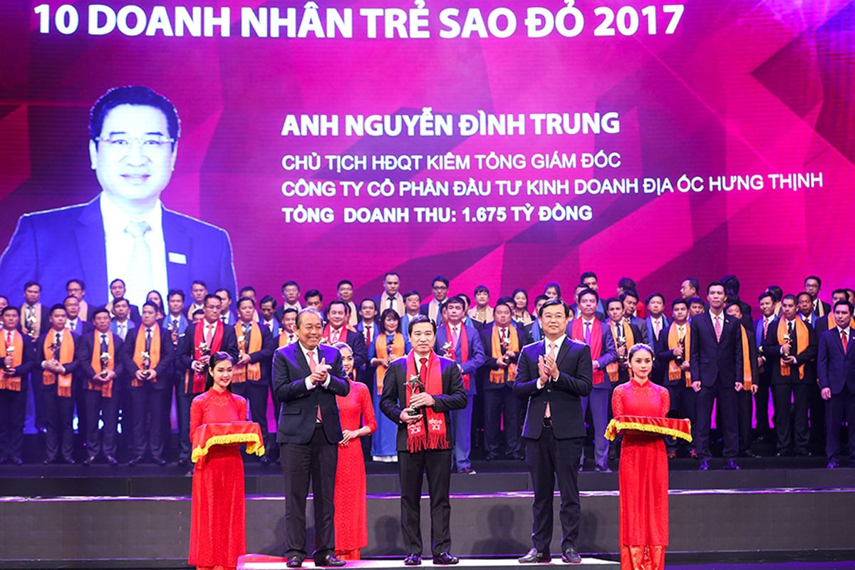 Chủ Tịch Nguyễn Đình Trung Vinh Dự Đón Nhận Giải Thưởng Top 10 Doanh Nhân Trẻ Sao Đỏ 2017 - New Galaxy Nha Trang