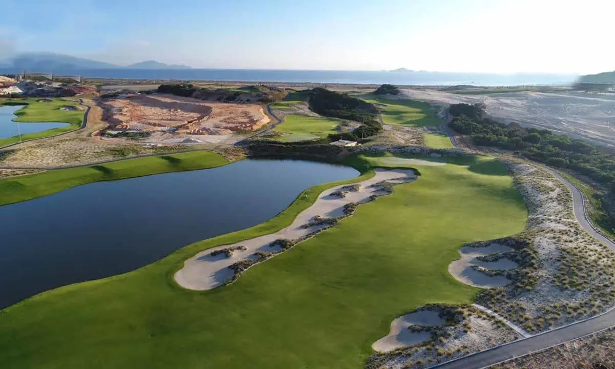 PARA DRACO CAM RANH 7 KN Golf Link Clubhouse