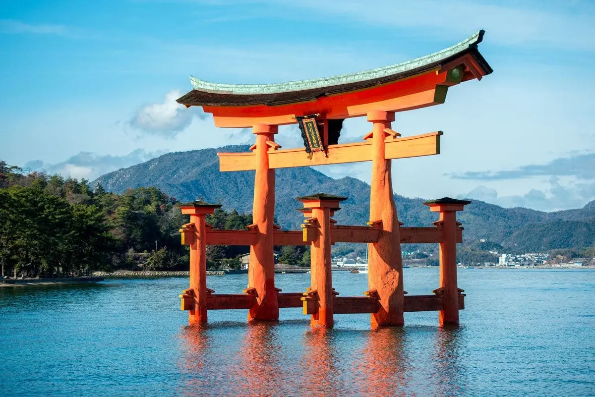 YOUNG TOWN LONG AN 7 Cánh Cổng Torii - Đền Itsukushima