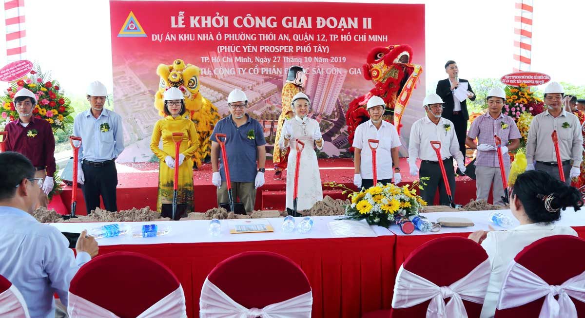 Ban lãnh đạo của Địa Ốc Sài Gòn - Gia Định thực hiện nghi thức khởi công dự án Phúc Yên Prosper Phố Tây