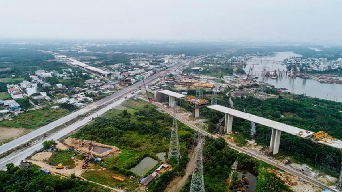 RAY DE MANOR HỒ TRÀM 4 Cao tốc Bến Lức - Long Thành đang thi công.jpg