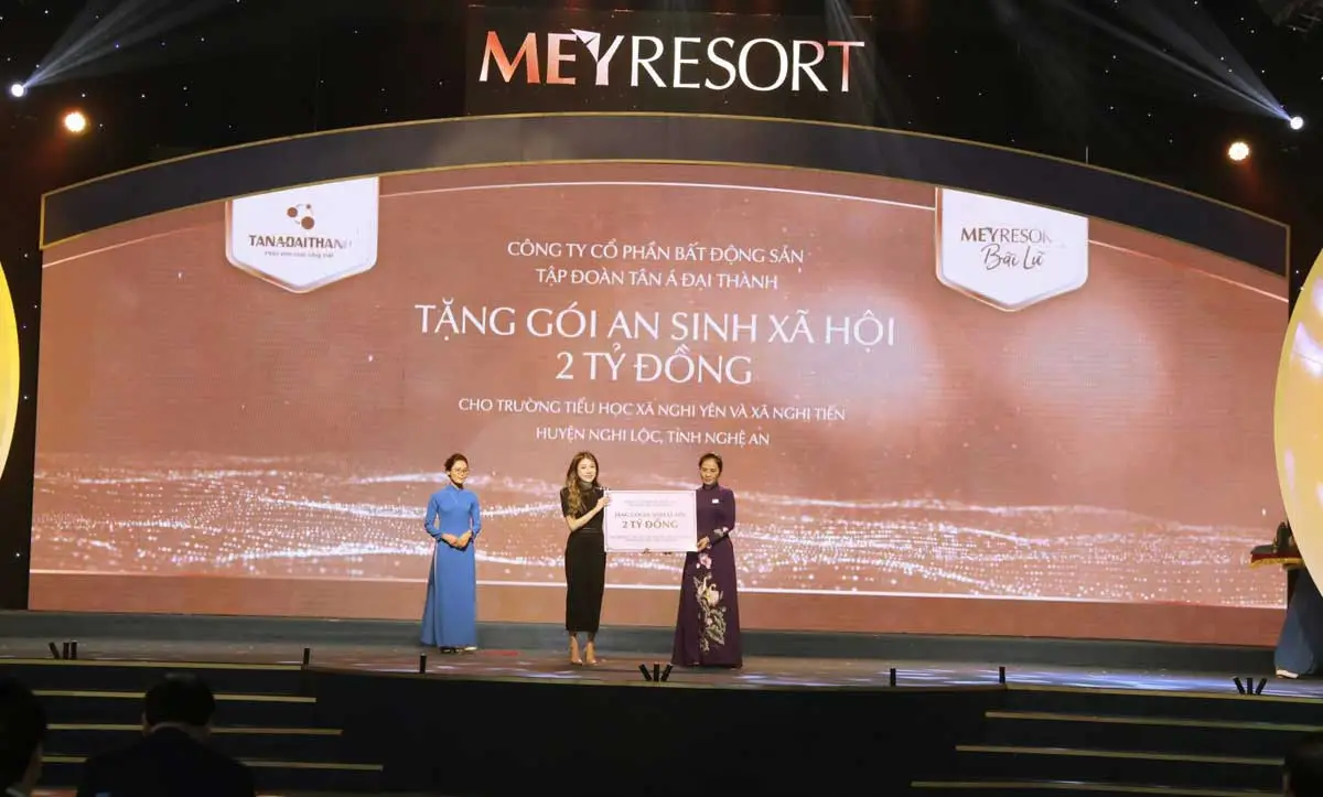 Meyresort Bãi Lữ Nghệ An 7 Bà Nguyễn Phương Anh -Thành viên HĐQT, Phó Tổng GĐ Công ty Cổ phần Bất động sản Tập đoàn Tân Á Đại Thành trao tặng Gói an sinh xã hội cho địa phương.