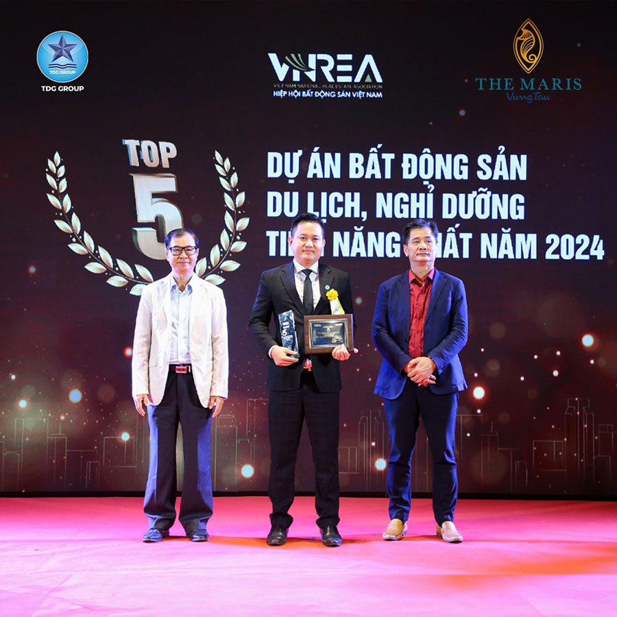 Đại diện TDG Group - chủ đầu tư The Maris Vũng Tàu nhận giải thưởng Top 5 dự án bất động sản du lịch, nghỉ dưỡng tiềm năng nhất năm 2024 tại Lễ Vinh danh thương hiệu Bất động sản dẫn đầu năm 2023-2024, Trung tâm hội nghị quốc gia.