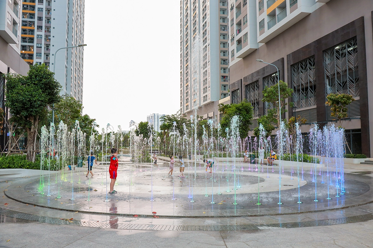 Q7 Saigon Riverside Complex 1 Khu nhạc nước và các tháp Q7 Saigon Riverside Complex.