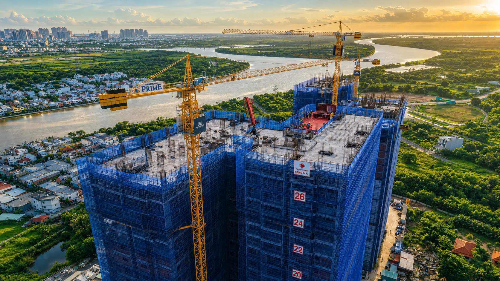 Tiến độ Khải Hoàn Prime: từ cất nóc đến hoàn thiện tổ ấm 2 Ảnh thực tế tầng mái các tháp, cần cẩu và bối cảnh ven sông tại công trường