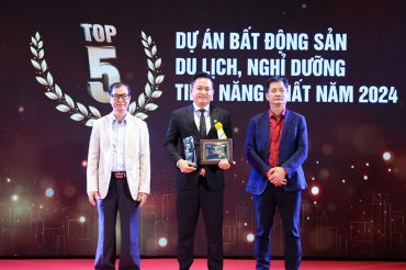 Đại diện TDG Group - chủ đầu tư The Maris Vũng Tàu nhận giải thưởng Top 5 dự án bất động sản du lịch, nghỉ dưỡng tiềm năng nhất năm 2024 tại Lễ Vinh danh thương hiệu Bất động sản dẫn đầu năm 2023-2024, Trung tâm hội nghị quốc gia.