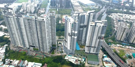 The Infiniti trong quần thể Riviera Point nhìn từ Huỳnh Tấn Phát